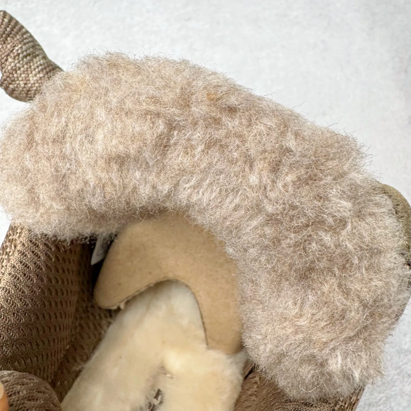 Pick up locally💰640 UGG 4032 Meyer autumn and winter sheepskin and fur integrated snow boots. All shoes are made of ZP from the same factory. Longfeng A-grade Australian imported sheepskin and fur integrated. Men's and women's boots brand OEM production line fully follows the ZP process. OEM original pattern maker adheres to the principle of no original shoes and no development selection. Pay attention to every detail. The most authentic version on the market TREADLITE "Light Wing" technology outsole Lightweight/durable/flexible/pile size: 35 36 37 38 39 40 41 42 43 44 45 Coding: by3936030